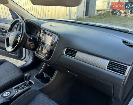 Білий Міцубісі Аутлендер, об'ємом двигуна 2.4 л та пробігом 178 тис. км за 12750 $, фото 48 на Automoto.ua