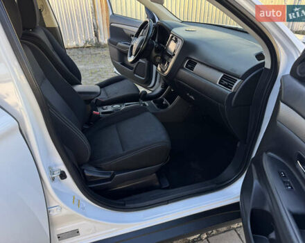 Білий Міцубісі Аутлендер, об'ємом двигуна 2.4 л та пробігом 178 тис. км за 12750 $, фото 45 на Automoto.ua