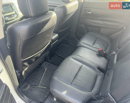 Білий Міцубісі Аутлендер, об'ємом двигуна 3 л та пробігом 157 тис. км за 16900 $, фото 16 на Automoto.ua