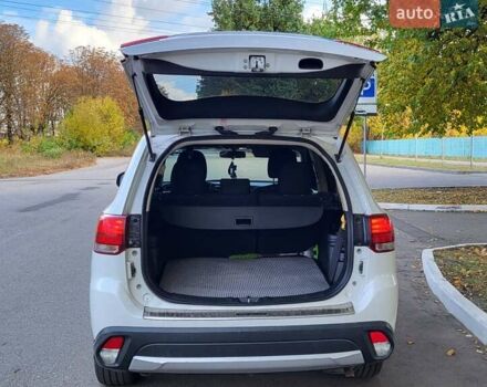 Мицубиси Аутлендер 2016 в Полтаве на Automoto.ua Белый Мицубиси Аутлендер, объемом двигателя 2.36 л и пробегом 240 тыс. км за 14000 $, фото 12 на Automoto.ua