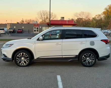 Белый Мицубиси Аутлендер, объемом двигателя 3 л и пробегом 78 тыс. км за 9900 $, фото 3 на Automoto.ua