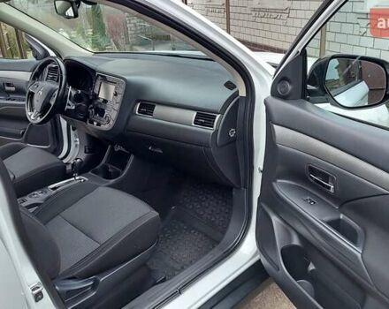 Белый Мицубиси Аутлендер, объемом двигателя 2.35 л и пробегом 127 тыс. км за 19000 $, фото 8 на Automoto.ua