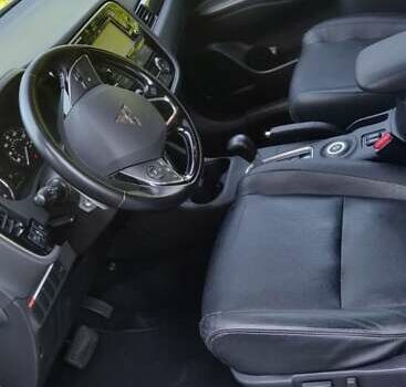 Белый Мицубиси Аутлендер, объемом двигателя 3 л и пробегом 115 тыс. км за 15300 $, фото 6 на Automoto.ua