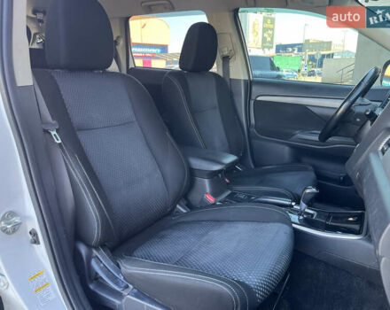 Белый Мицубиси Аутлендер, объемом двигателя 2.4 л и пробегом 210 тыс. км за 13550 $, фото 14 на Automoto.ua