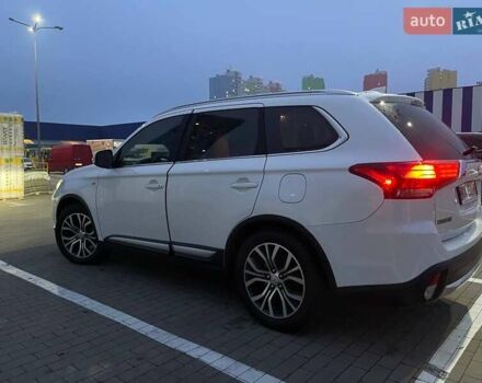 Белый Мицубиси Аутлендер, объемом двигателя 3 л и пробегом 148 тыс. км за 18500 $, фото 2 на Automoto.ua