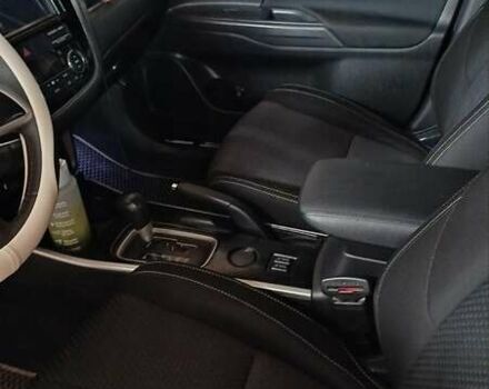 Білий Міцубісі Аутлендер, об'ємом двигуна 2 л та пробігом 115 тис. км за 15000 $, фото 4 на Automoto.ua