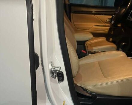 Белый Мицубиси Аутлендер, объемом двигателя 3 л и пробегом 148 тыс. км за 18500 $, фото 9 на Automoto.ua