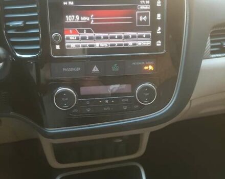 Белый Мицубиси Аутлендер, объемом двигателя 2.36 л и пробегом 90 тыс. км за 15500 $, фото 6 на Automoto.ua