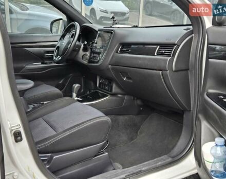 Белый Мицубиси Аутлендер, объемом двигателя 2.4 л и пробегом 115 тыс. км за 19300 $, фото 9 на Automoto.ua