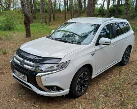 Белый Мицубиси Аутлендер, объемом двигателя 2 л и пробегом 127 тыс. км за 20000 $, фото 4 на Automoto.ua