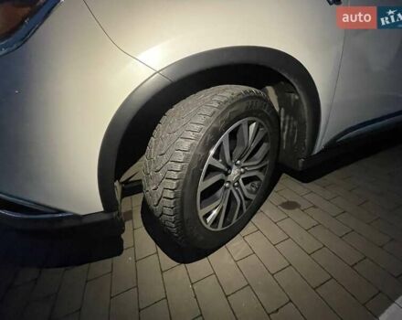 Белый Мицубиси Аутлендер, объемом двигателя 3 л и пробегом 148 тыс. км за 18500 $, фото 25 на Automoto.ua