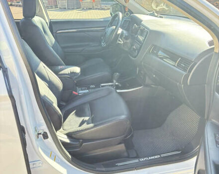 Белый Мицубиси Аутлендер, объемом двигателя 3 л и пробегом 79 тыс. км за 18500 $, фото 11 на Automoto.ua