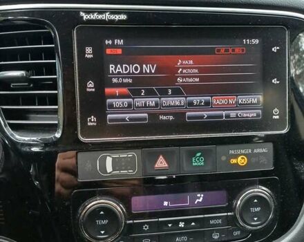 Белый Мицубиси Аутлендер, объемом двигателя 2 л и пробегом 127 тыс. км за 20000 $, фото 2 на Automoto.ua