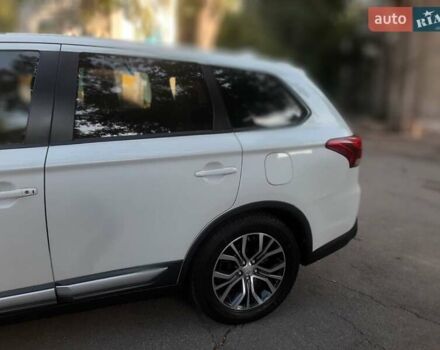 Белый Мицубиси Аутлендер, объемом двигателя 2.36 л и пробегом 90 тыс. км за 15500 $, фото 2 на Automoto.ua