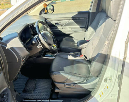 Белый Мицубиси Аутлендер, объемом двигателя 3 л и пробегом 79 тыс. км за 18500 $, фото 6 на Automoto.ua