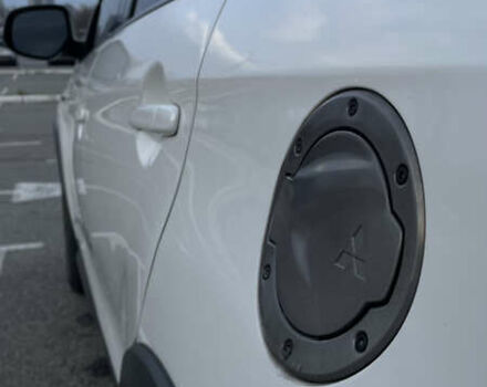 Білий Міцубісі Аутлендер, об'ємом двигуна 2 л та пробігом 47 тис. км за 13700 $, фото 4 на Automoto.ua