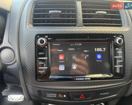 Белый Мицубиси Аутлендер, объемом двигателя 2 л и пробегом 133 тыс. км за 13000 $, фото 3 на Automoto.ua
