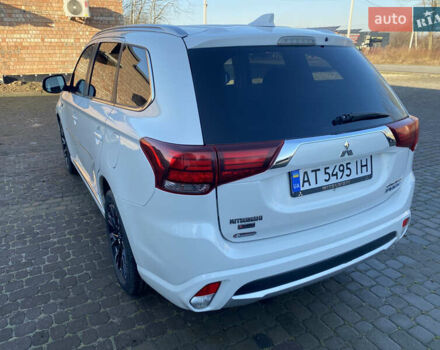 Белый Мицубиси Аутлендер, объемом двигателя 2 л и пробегом 109 тыс. км за 16999 $, фото 4 на Automoto.ua