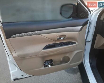 Белый Мицубиси Аутлендер, объемом двигателя 2.36 л и пробегом 90 тыс. км за 15500 $, фото 7 на Automoto.ua