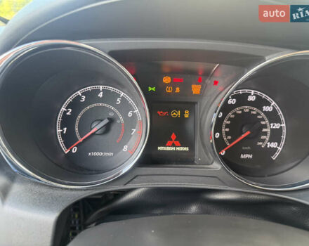 Белый Мицубиси Аутлендер, объемом двигателя 2 л и пробегом 133 тыс. км за 13000 $, фото 2 на Automoto.ua