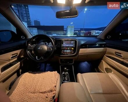 Белый Мицубиси Аутлендер, объемом двигателя 3 л и пробегом 148 тыс. км за 18500 $, фото 15 на Automoto.ua