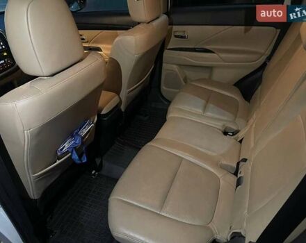 Белый Мицубиси Аутлендер, объемом двигателя 3 л и пробегом 148 тыс. км за 18500 $, фото 11 на Automoto.ua