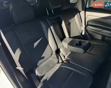 Білий Міцубісі Аутлендер, об'ємом двигуна 3 л та пробігом 145 тис. км за 18000 $, фото 25 на Automoto.ua