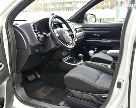 Белый Мицубиси Аутлендер, объемом двигателя 2.4 л и пробегом 115 тыс. км за 19300 $, фото 7 на Automoto.ua