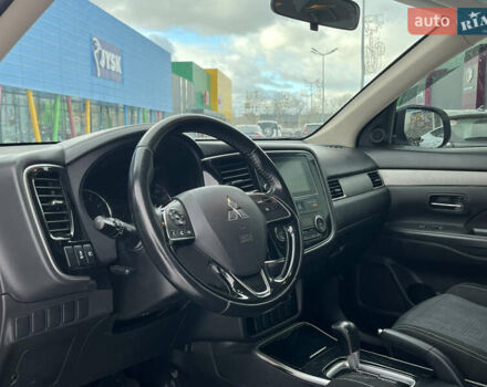 Белый Мицубиси Аутлендер, объемом двигателя 2.36 л и пробегом 210 тыс. км за 12990 $, фото 8 на Automoto.ua