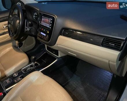 Белый Мицубиси Аутлендер, объемом двигателя 3 л и пробегом 148 тыс. км за 18500 $, фото 7 на Automoto.ua