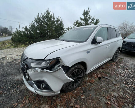 Белый Мицубиси Аутлендер, объемом двигателя 2 л и пробегом 142 тыс. км за 17400 $, фото 3 на Automoto.ua