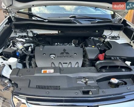 Белый Мицубиси Аутлендер, объемом двигателя 2 л и пробегом 56 тыс. км за 19400 $, фото 3 на Automoto.ua