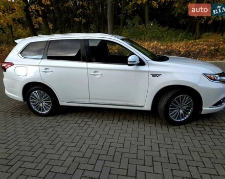 Мицубиси Аутлендер 2018 в Львове на Automoto.ua Белый Мицубиси Аутлендер, объемом двигателя 2 л и пробегом 177 тыс. км за 19950 $, фото 2 на Automoto.ua