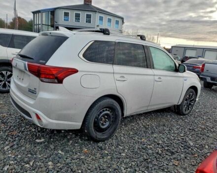 Белый Мицубиси Аутлендер, объемом двигателя 2 л и пробегом 73 тыс. км за 4000 $, фото 3 на Automoto.ua