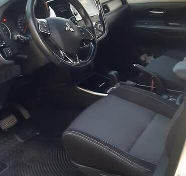 Белый Мицубиси Аутлендер, объемом двигателя 2.36 л и пробегом 57 тыс. км за 17200 $, фото 4 на Automoto.ua