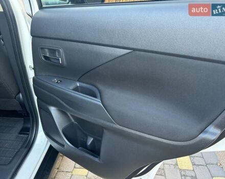 Белый Мицубиси Аутлендер, объемом двигателя 2 л и пробегом 56 тыс. км за 19400 $, фото 63 на Automoto.ua