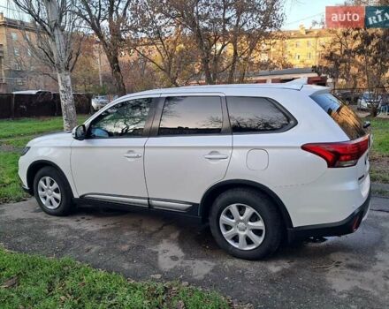 Белый Мицубиси Аутлендер, объемом двигателя 2 л и пробегом 49 тыс. км за 16500 $, фото 1 на Automoto.ua