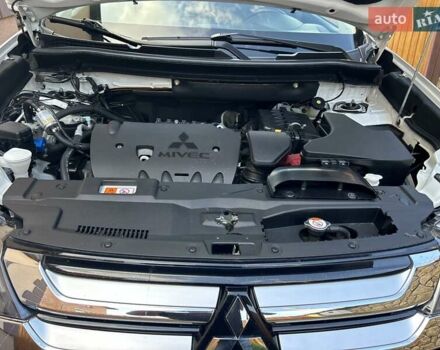 Белый Мицубиси Аутлендер, объемом двигателя 2 л и пробегом 56 тыс. км за 19400 $, фото 74 на Automoto.ua