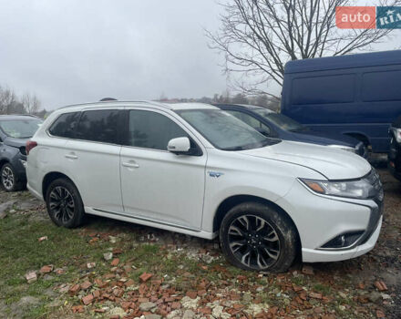 Белый Мицубиси Аутлендер, объемом двигателя 2 л и пробегом 142 тыс. км за 17400 $, фото 2 на Automoto.ua