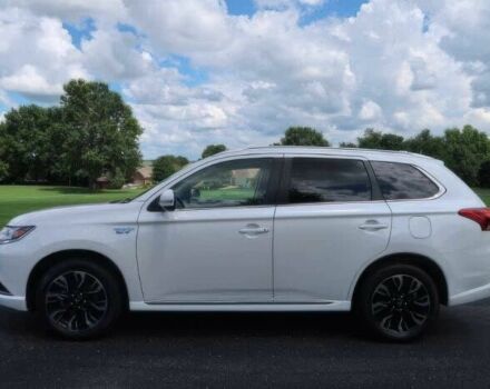 Белый Мицубиси Аутлендер, объемом двигателя 2 л и пробегом 46 тыс. км за 8600 $, фото 3 на Automoto.ua