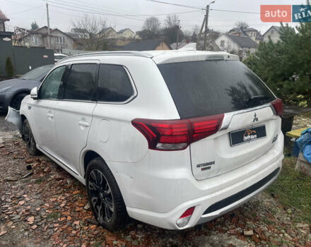 Белый Мицубиси Аутлендер, объемом двигателя 2 л и пробегом 142 тыс. км за 17400 $, фото 5 на Automoto.ua