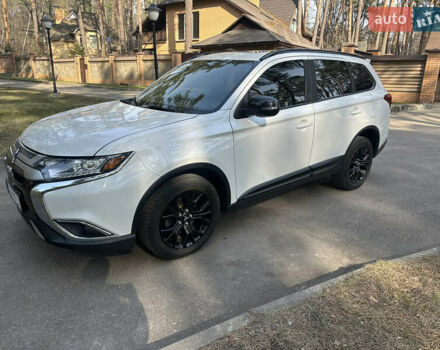 Белый Мицубиси Аутлендер, объемом двигателя 2.36 л и пробегом 114 тыс. км за 16999 $, фото 2 на Automoto.ua