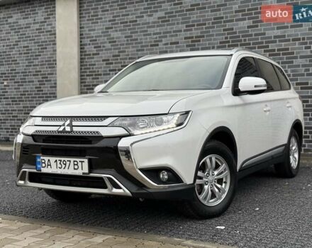Белый Мицубиси Аутлендер, объемом двигателя 2 л и пробегом 45 тыс. км за 20200 $, фото 3 на Automoto.ua