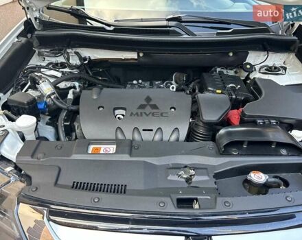 Белый Мицубиси Аутлендер, объемом двигателя 2 л и пробегом 56 тыс. км за 19400 $, фото 53 на Automoto.ua