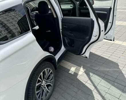 Мицубиси Аутлендер 2018 в Борисполе на Automoto.ua Белый Мицубиси Аутлендер, объемом двигателя 2.36 л и пробегом 92 тыс. км за 16900 $, фото 27 на Automoto.ua