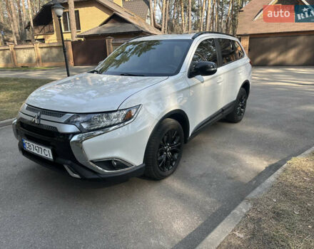 Белый Мицубиси Аутлендер, объемом двигателя 2.36 л и пробегом 114 тыс. км за 16999 $, фото 1 на Automoto.ua