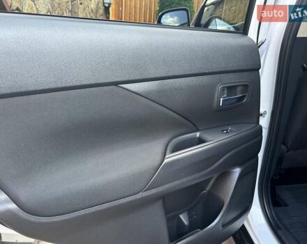 Белый Мицубиси Аутлендер, объемом двигателя 2 л и пробегом 56 тыс. км за 19400 $, фото 47 на Automoto.ua