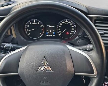 Белый Мицубиси Аутлендер, объемом двигателя 2 л и пробегом 49 тыс. км за 16500 $, фото 4 на Automoto.ua