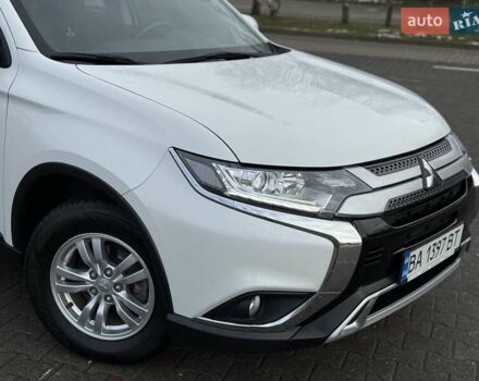 Белый Мицубиси Аутлендер, объемом двигателя 2 л и пробегом 45 тыс. км за 20200 $, фото 28 на Automoto.ua