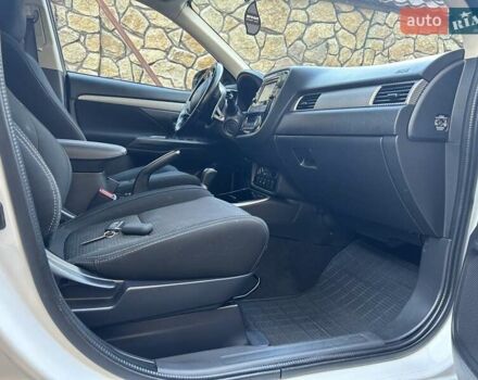 Белый Мицубиси Аутлендер, объемом двигателя 2 л и пробегом 56 тыс. км за 19400 $, фото 76 на Automoto.ua